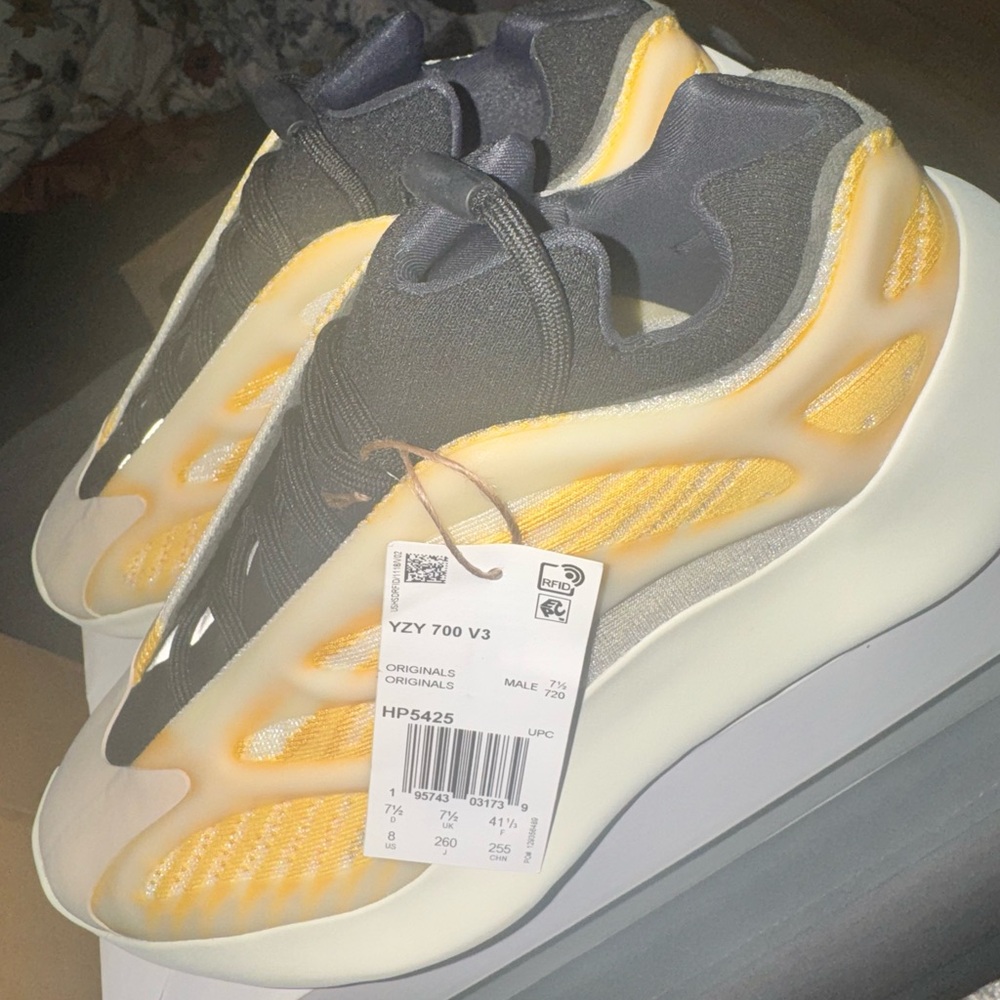 adidas YZY 700 V3